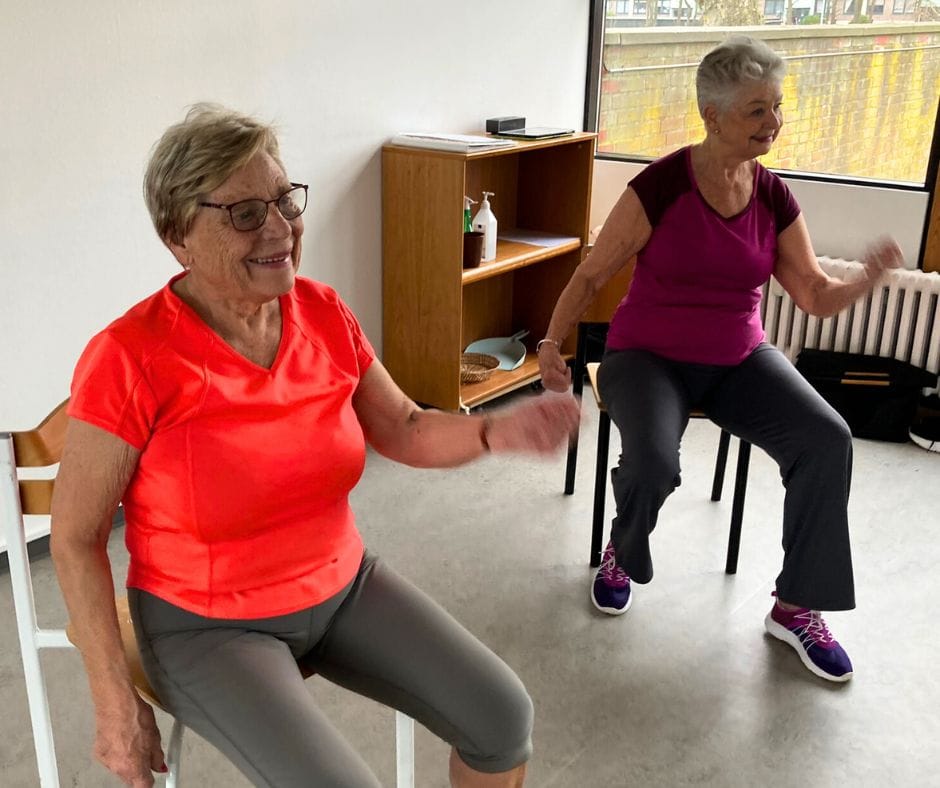 to kvinder laver stolegym