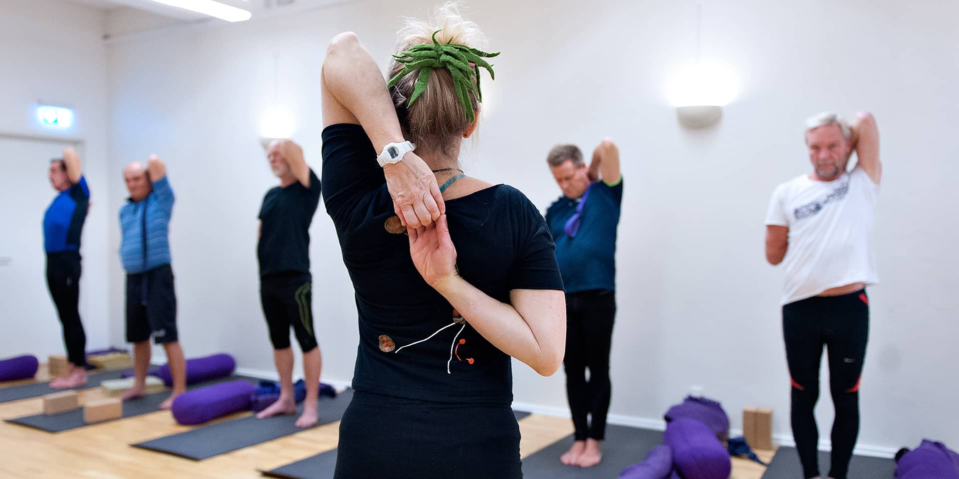 Yogaunderviser på et yogahold i FOF Aarhus