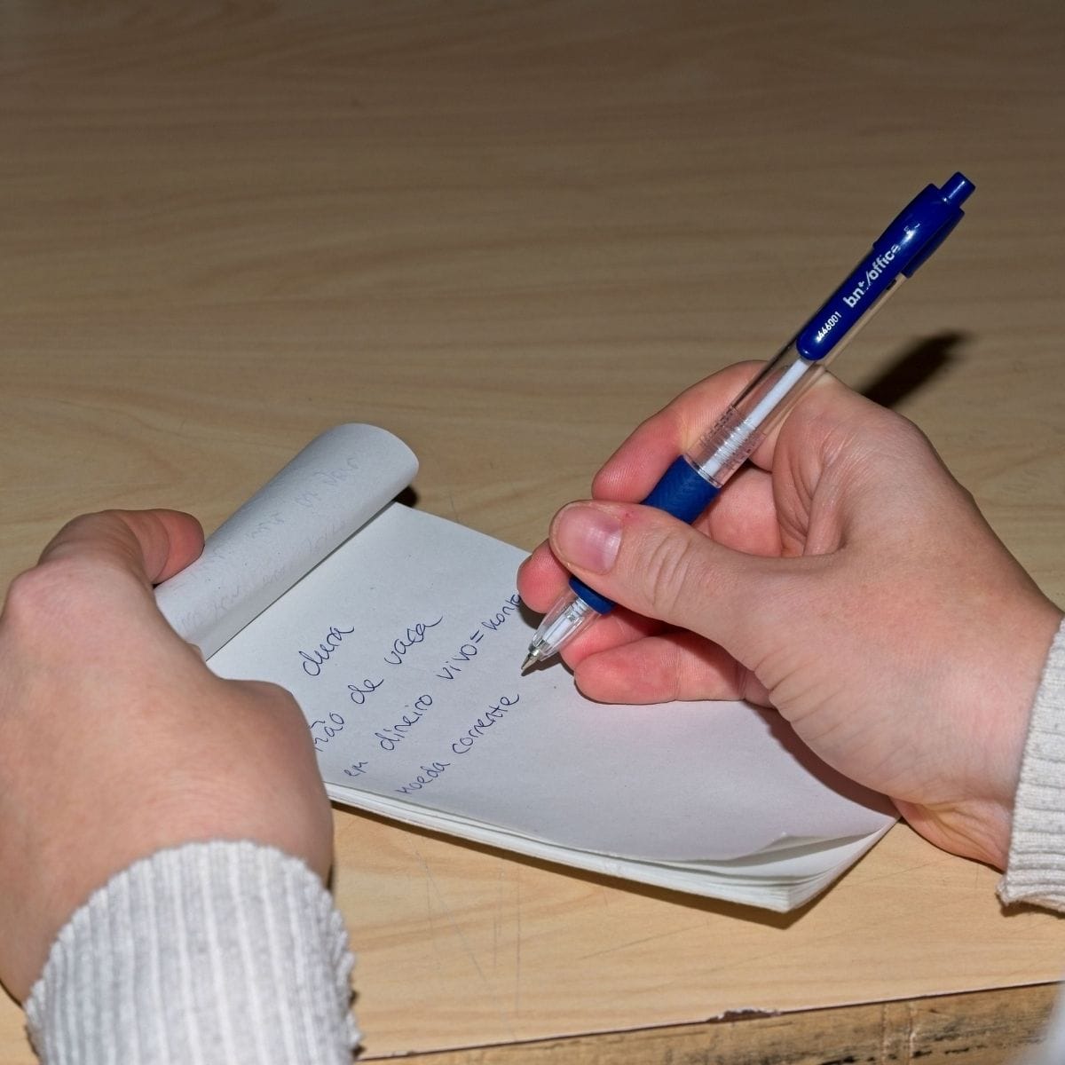 Kursist, der skriver noget på portugisisk