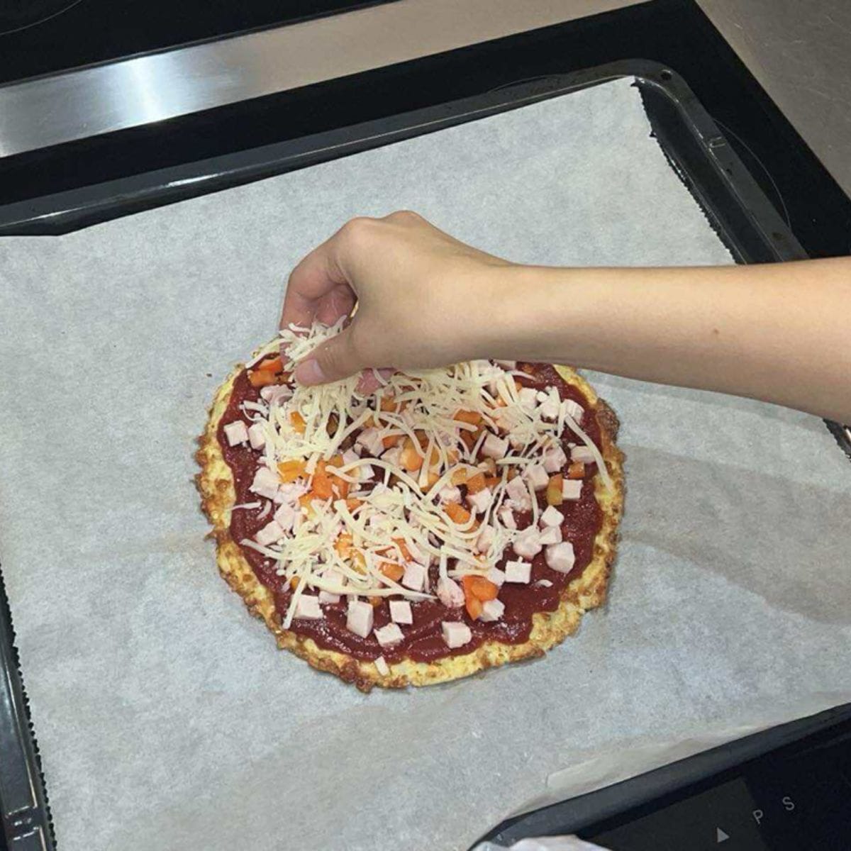 Fyldet skal på – pizzaen toppes med lækre ingredienser efter smag.