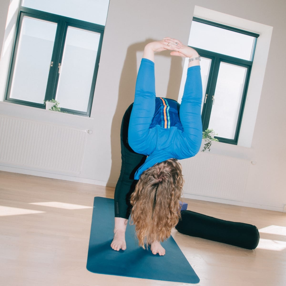 Kvinde dyrker yoga på aftenskolen