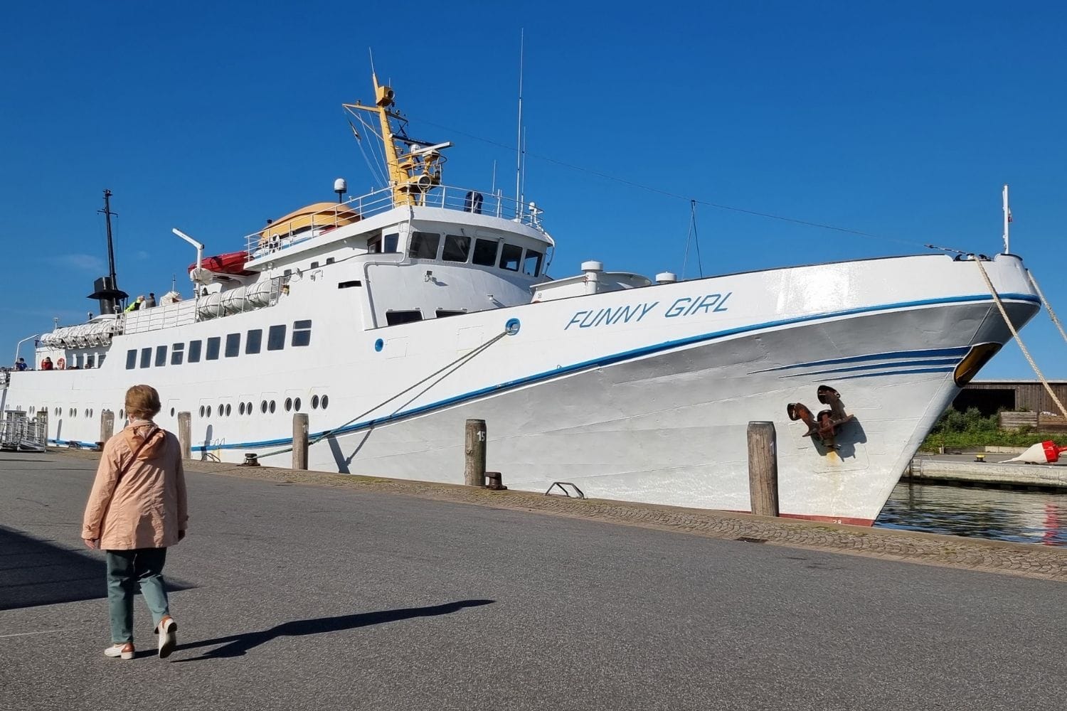 MS Funny Girl færgen der ligger til i en havn