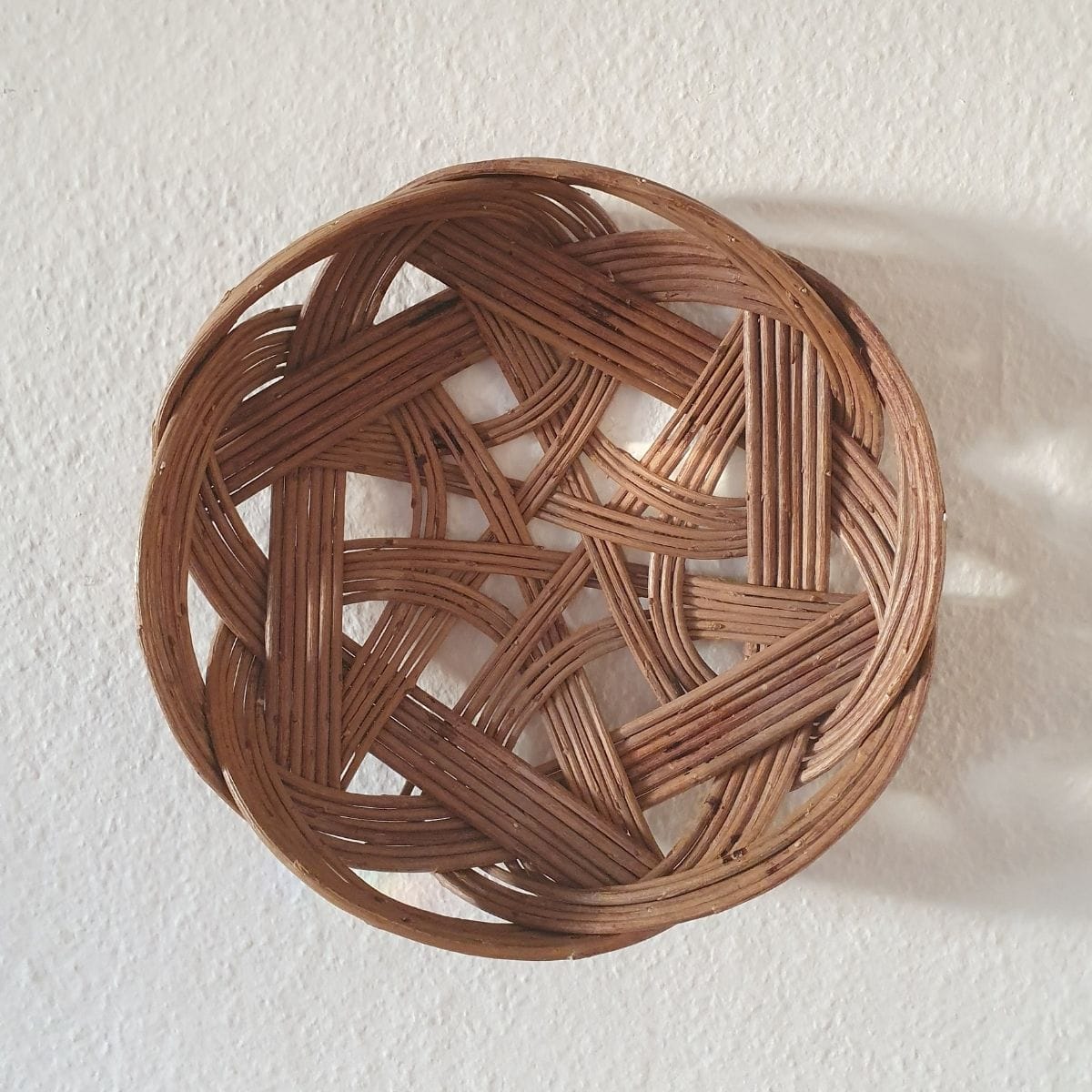 flettet kurv med mønster