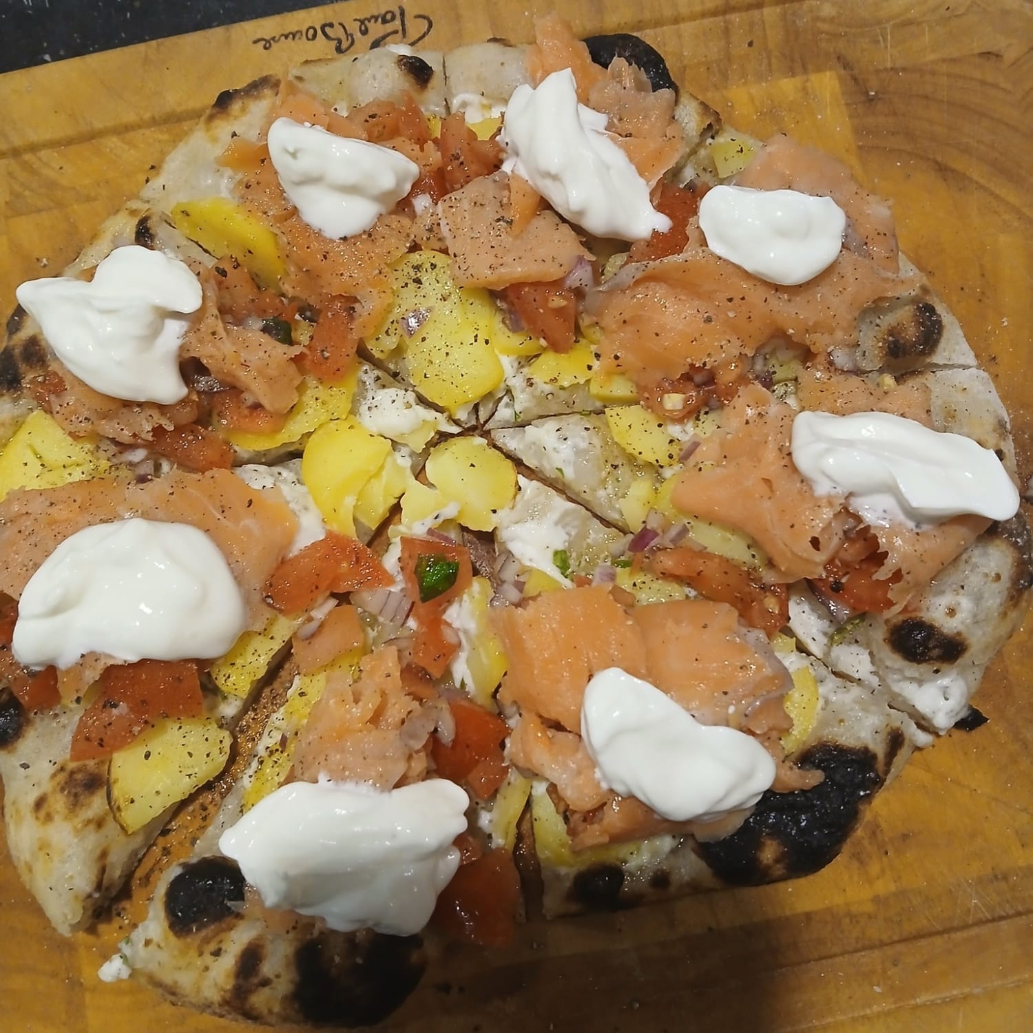 Hjemmelavet pizza med kød, ost, kartofler, med mere...