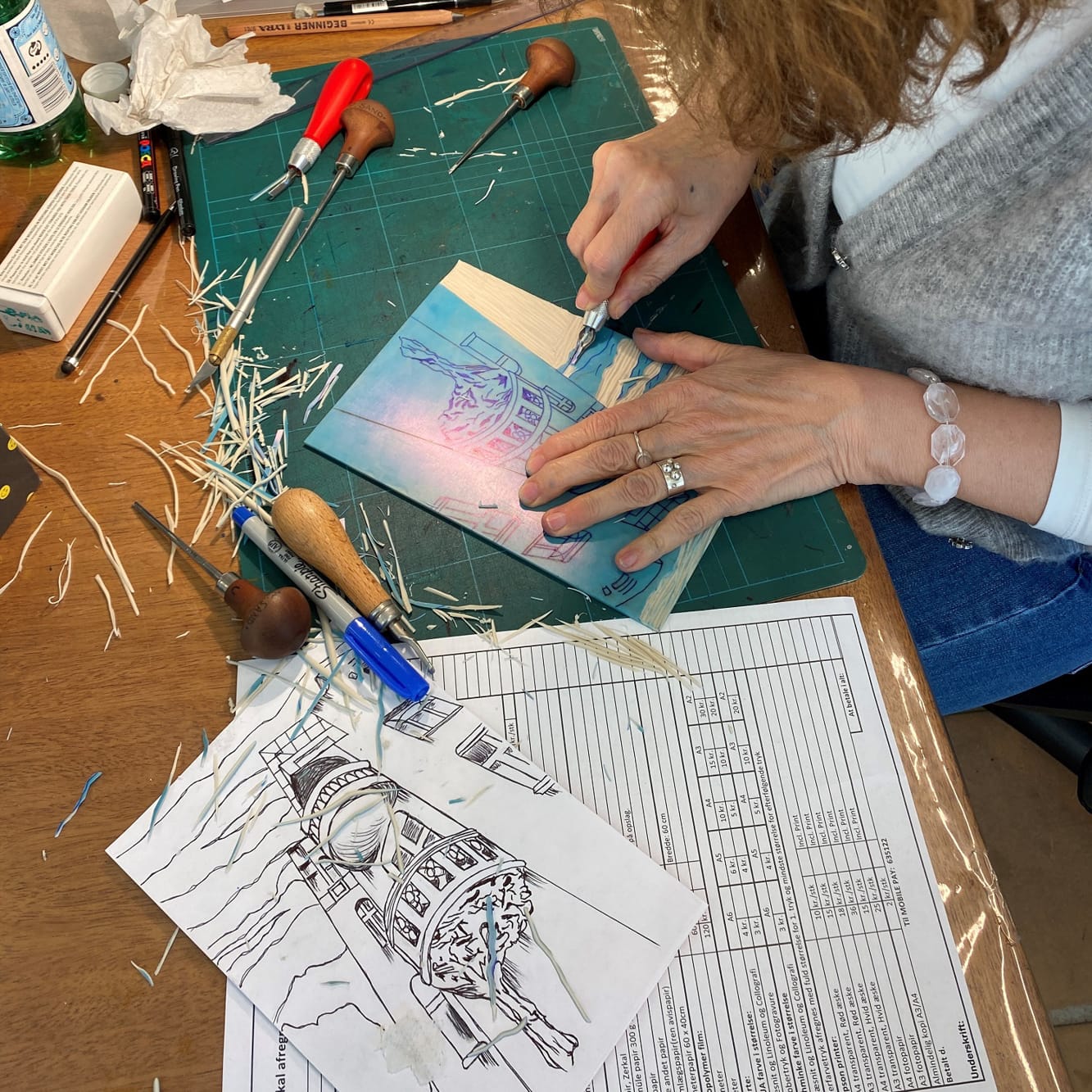 Deltager lavet flerfarvet linoleumstryk på kreativt kursus