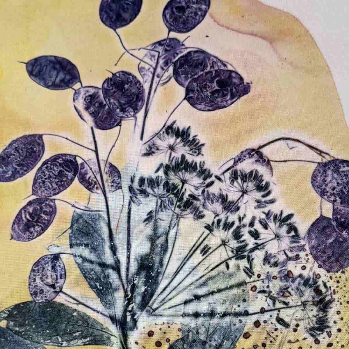 Smukt plantetryk i blåt og beige med blade og støvdragere