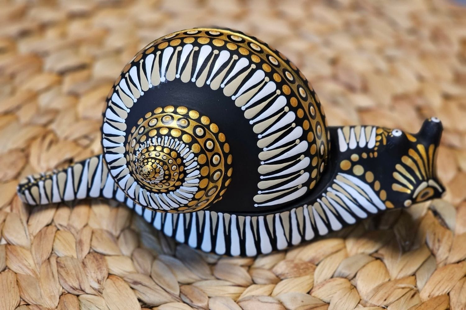 Farverige dotting-mønstre lavet med prikteknik på en sneglefigur