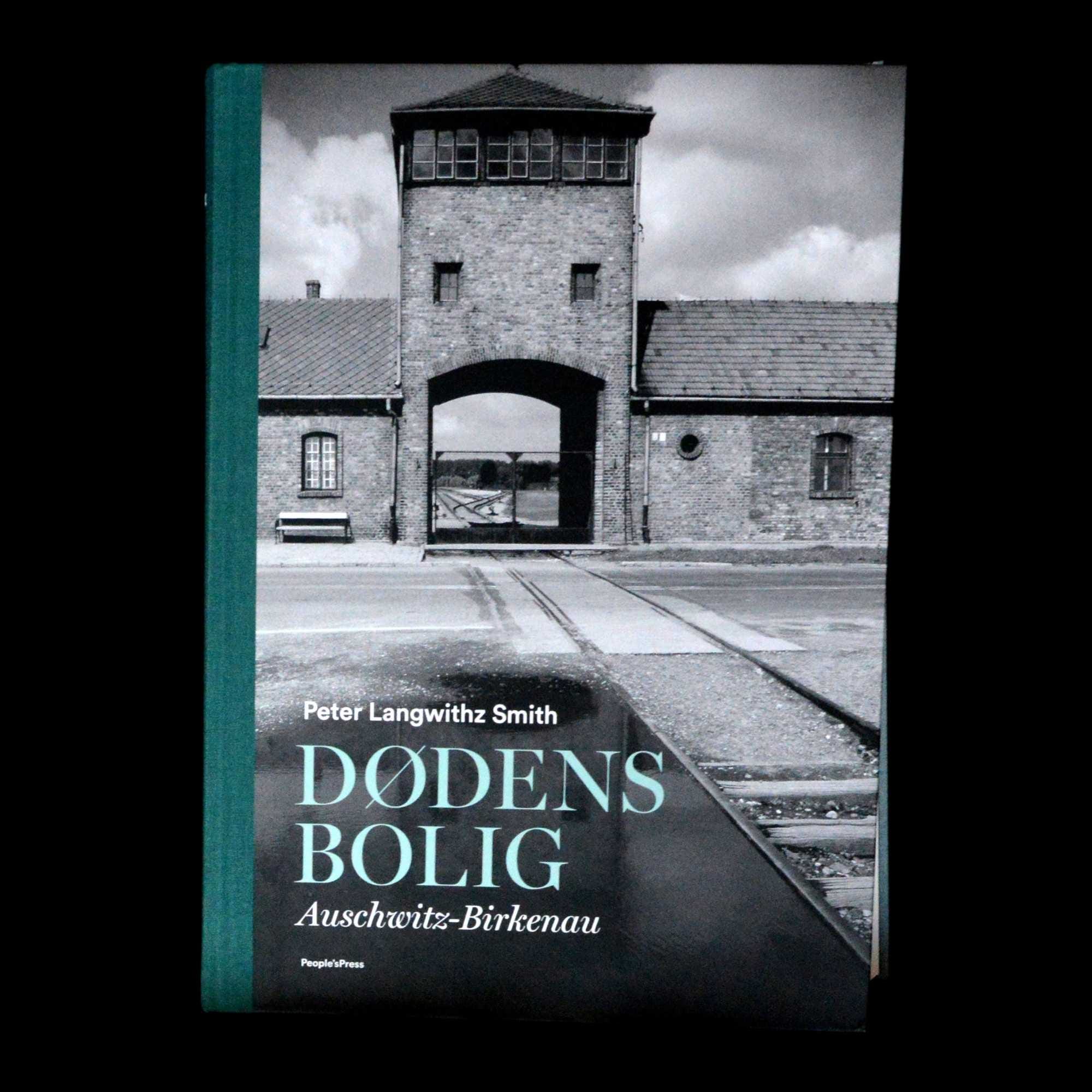 Omslaget af Dødens bolig, en bog af forfatter og fotograf Peter Langwithz Smith