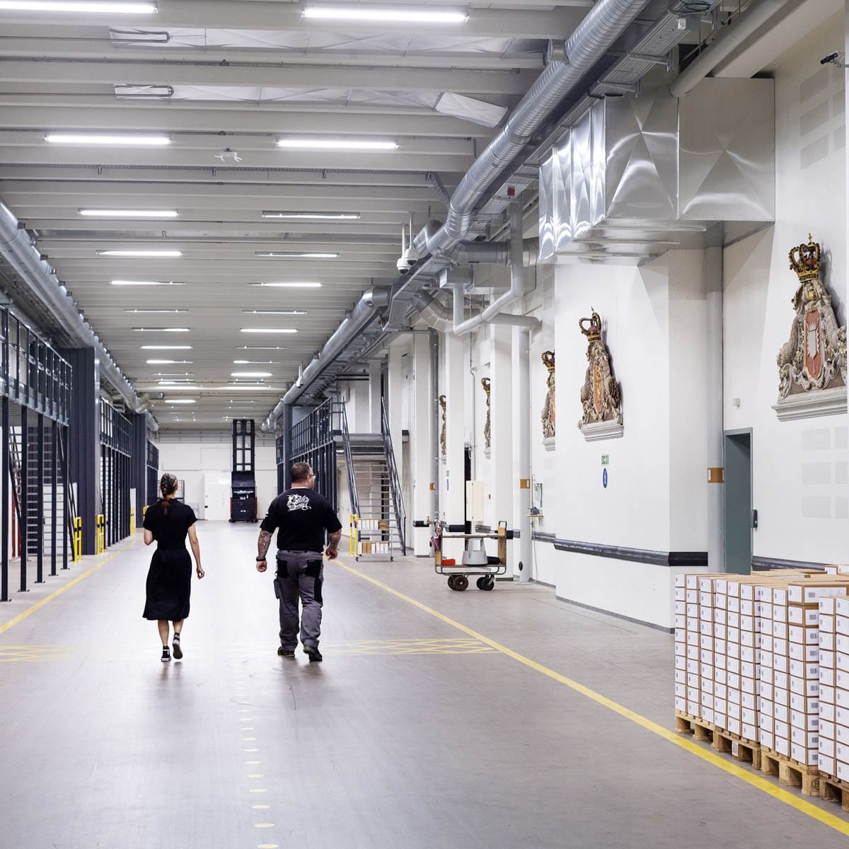 Personer besøger Rigsarkivets spændende samling i afdelingen i København