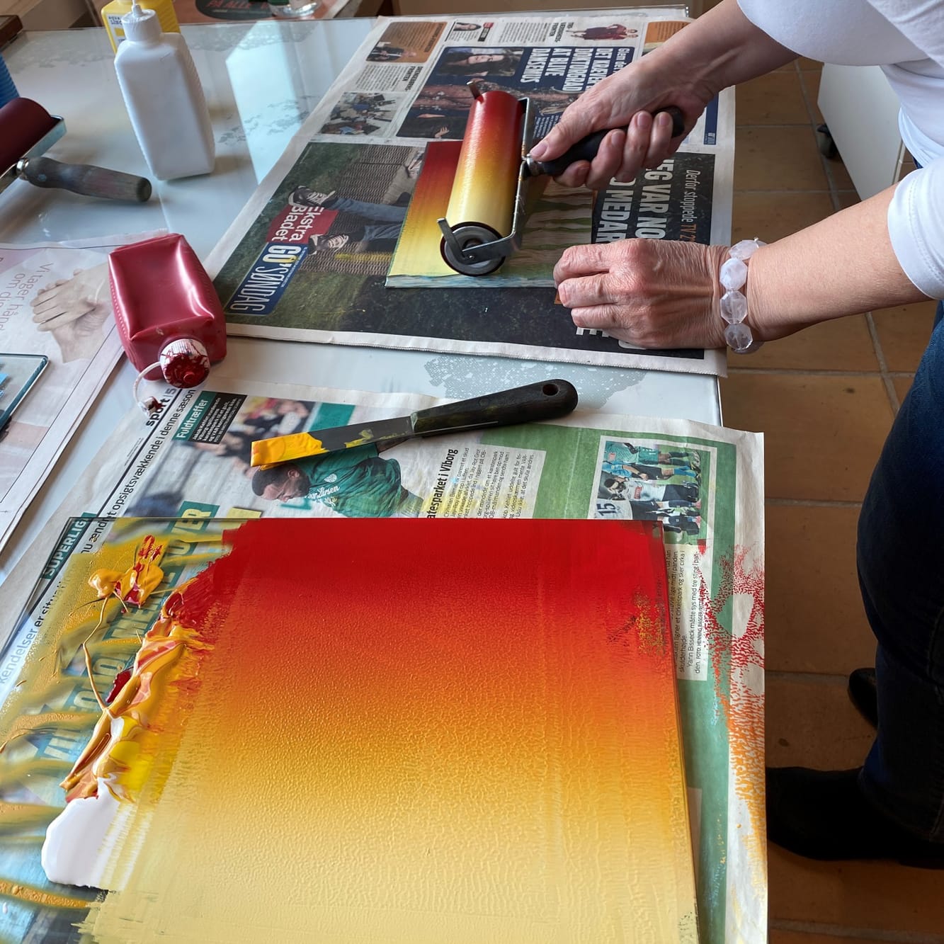 Deltager på kursus i flerfarvet linoleumstryk