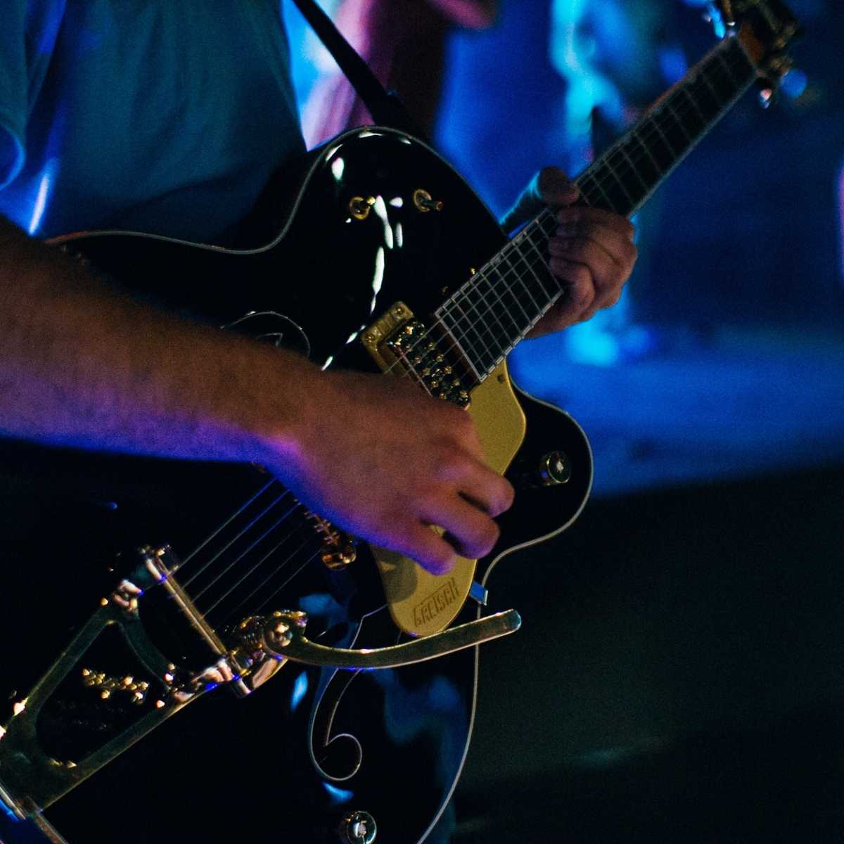 Mand der spiller el-guitar