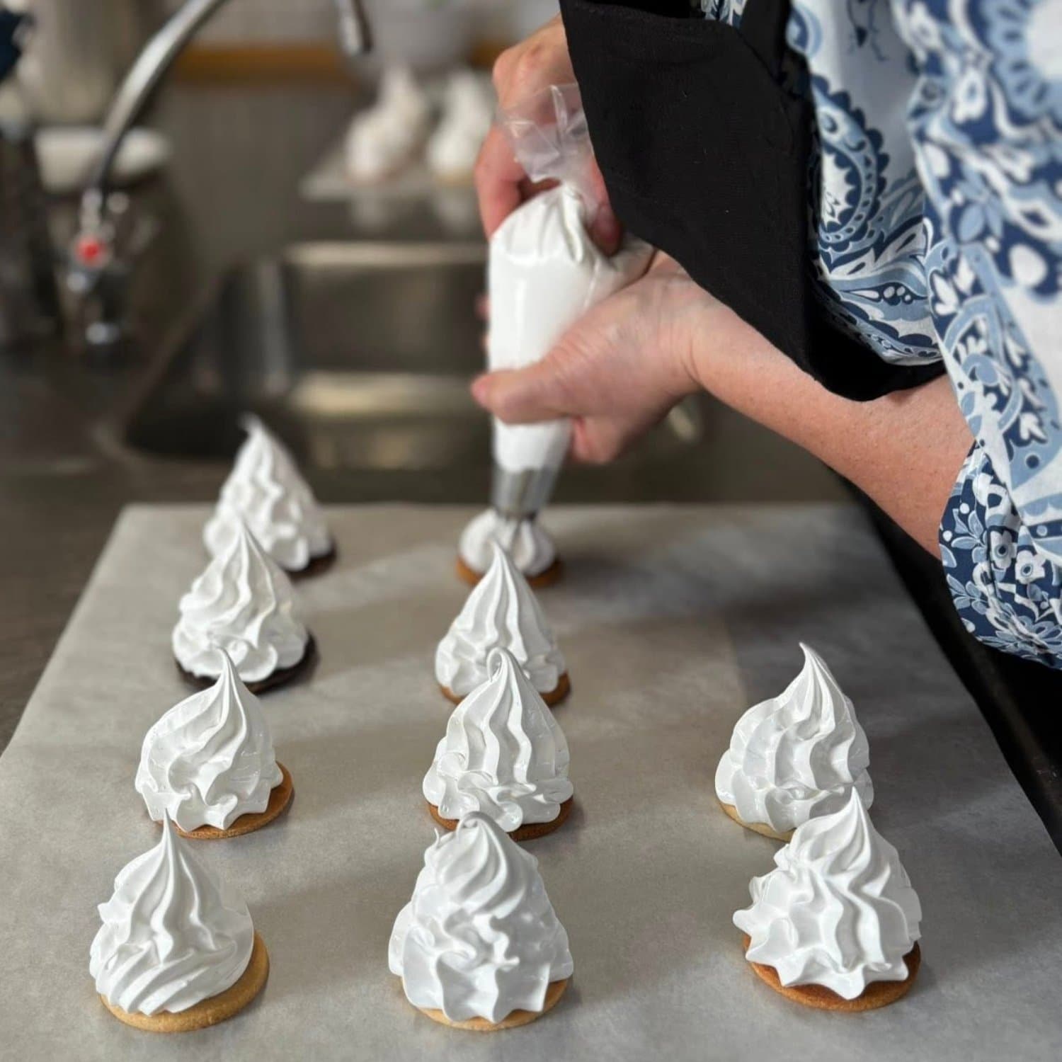 Kursist der piber flødeskum ud på makronbunde til hjemmelavede flødeboller