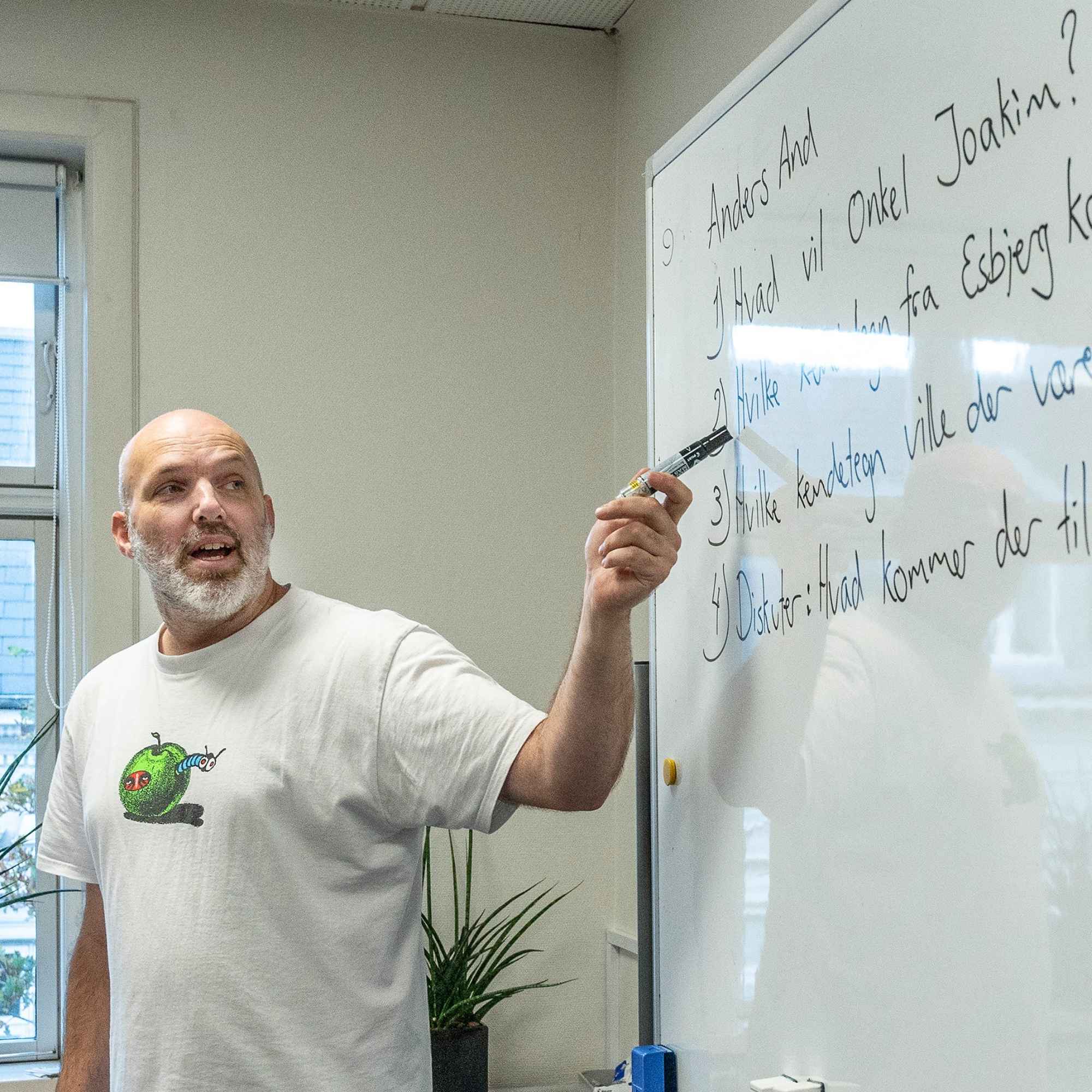 FVU Dansk Underviser står ved tavlen