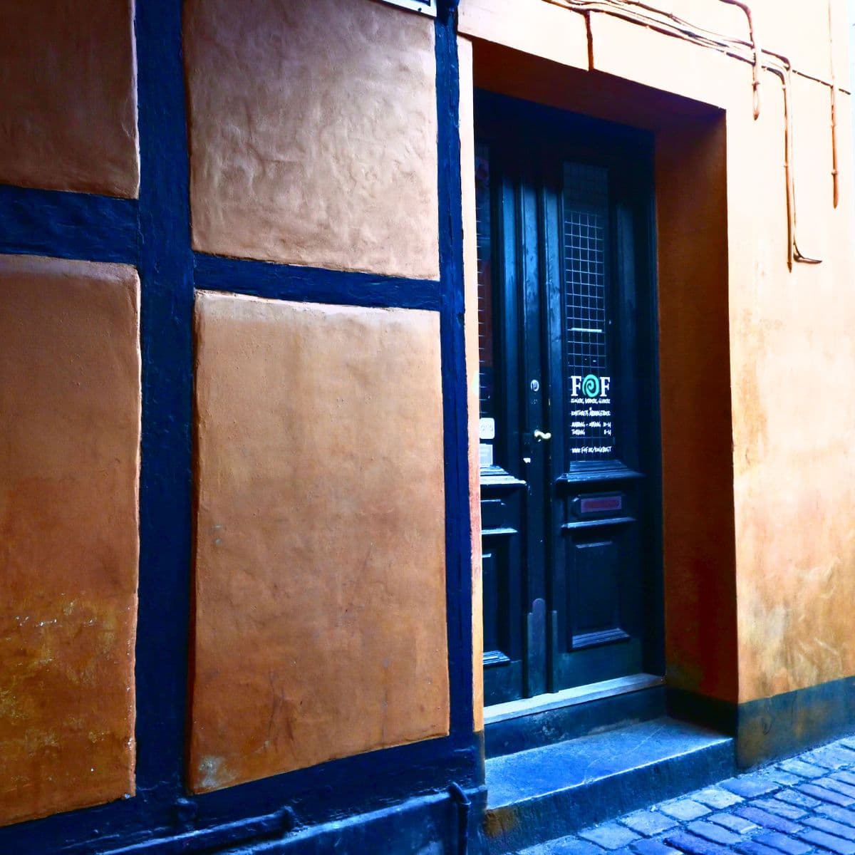 Billede af indgangsdøren hos FOF Køge Bugt