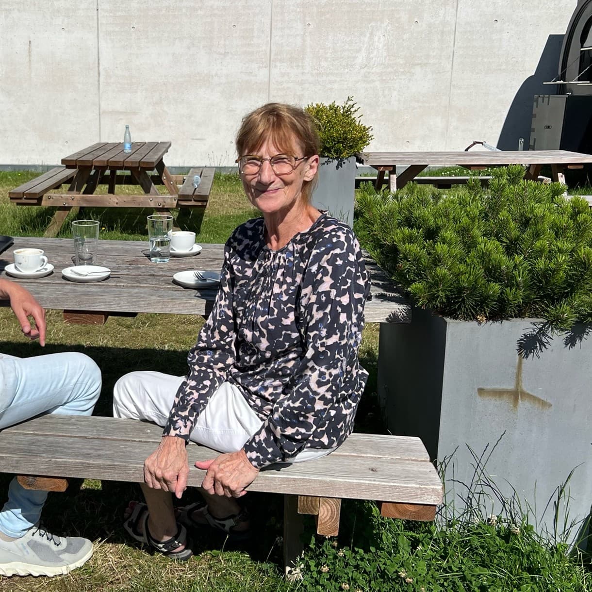 Eja Tække, der sidder uden for Moesgaard Museum