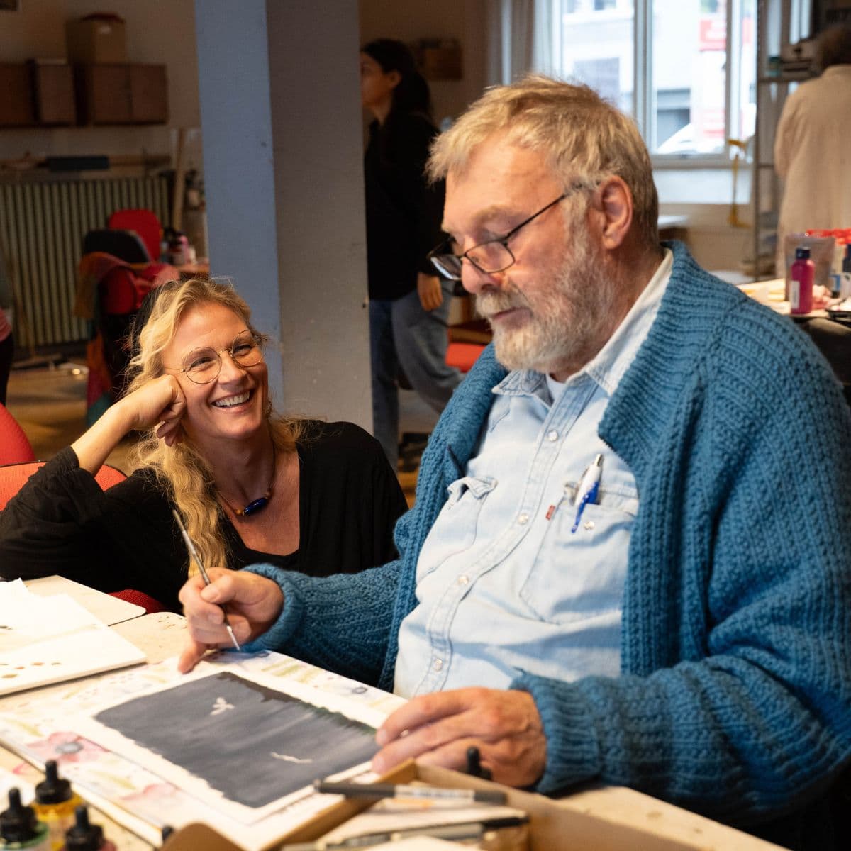 Kursus i akrylmaling med deltager og underviser, der sparrer med hinanden.