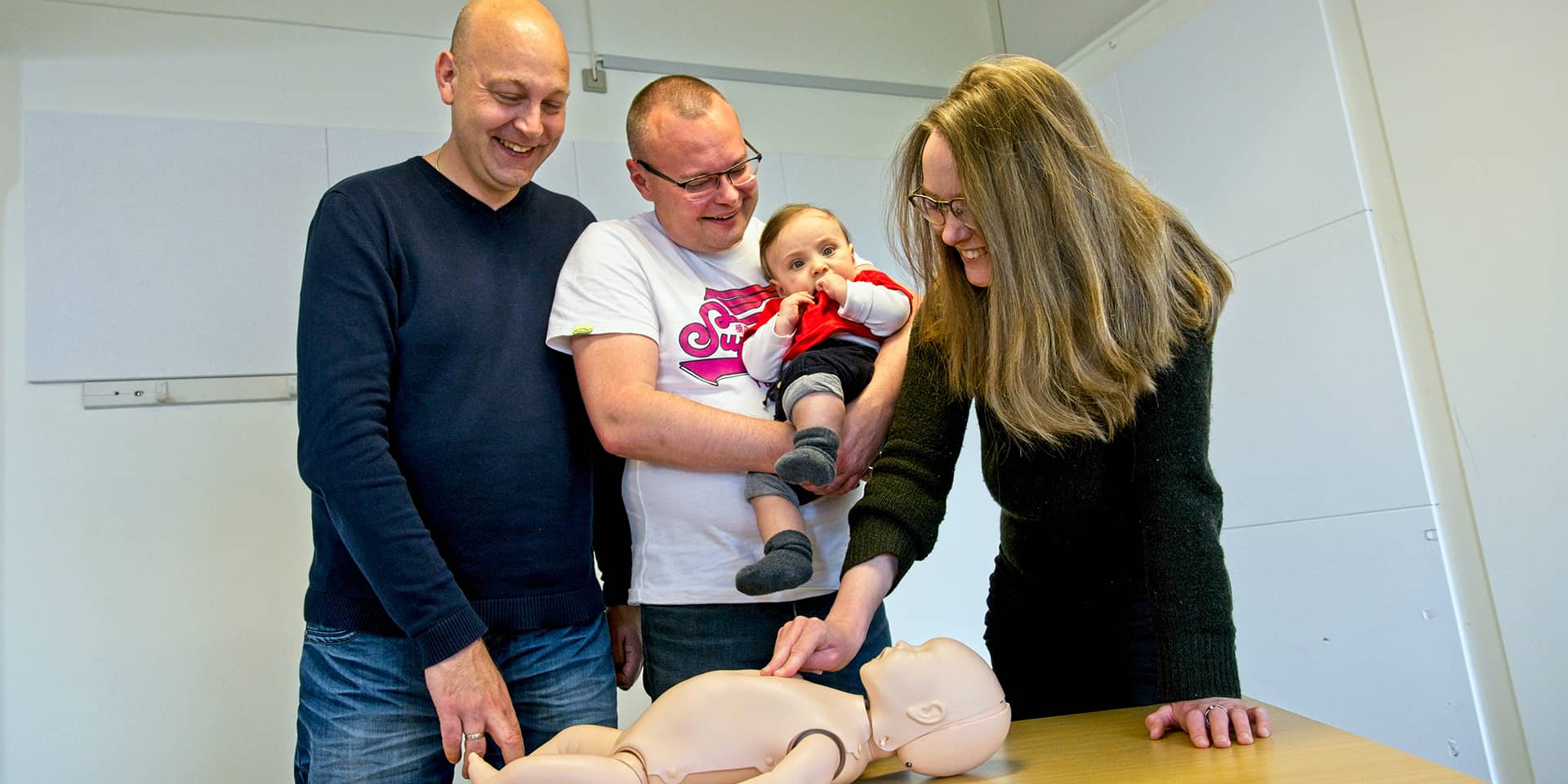 Regnbuefamilien Alex, Rafal og Ditte deltog i Førstehjælp til babyer hos FOF Aarhus